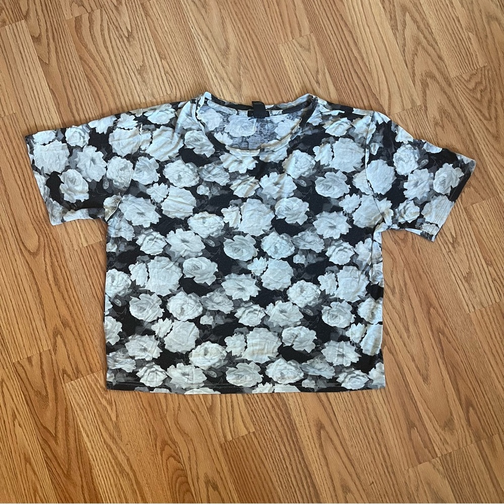 Rose Pattern Soft Cropped Tee, Black White & Grey